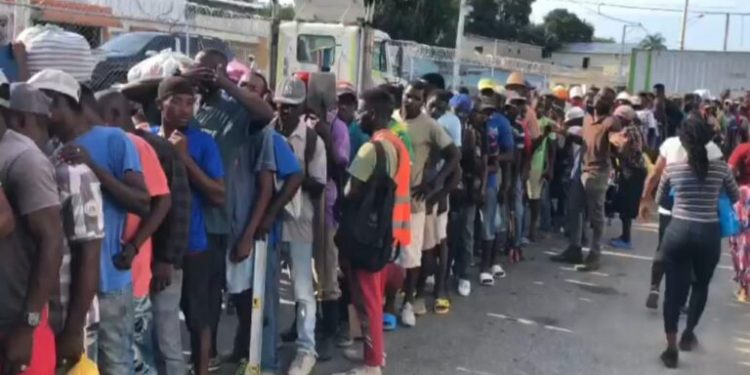 Cientos de haitianos quedan detenidos en la frontera por presentar documentos vencidos