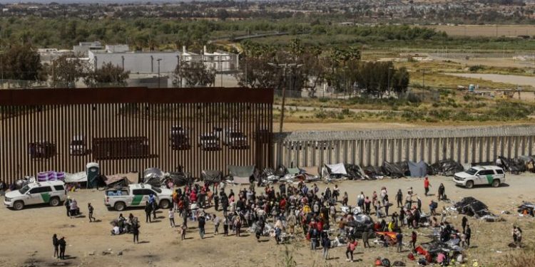 Migrantes que buscan asilo en EEUU acampan en cruce fronterizo en Tijuana