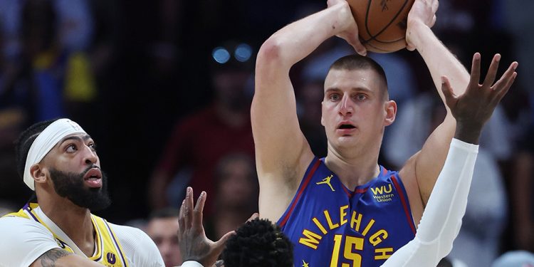 Nikola Jokic y Nuggets dan el primer golpe a los Lakers