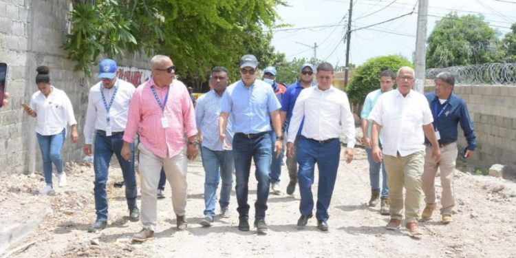 Wellington Arnaud supervisa obras en provincia Azua