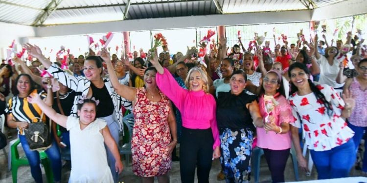 Regidora del PRM Ana Lucia (Nina) realiza actividad para madres de Santiago