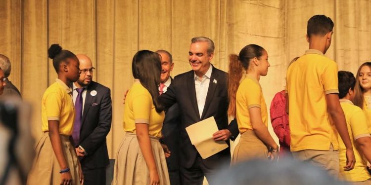 Presidente Abinader dice es impostergable que el país se plantee la meta de ser bilingüe