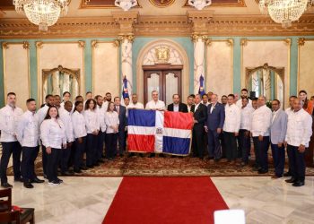 Presidente Abinader entrega bandera nacional a delegación que participará en los XXlV juegos Centroamericanos y del Caribe, San Salvador 2023