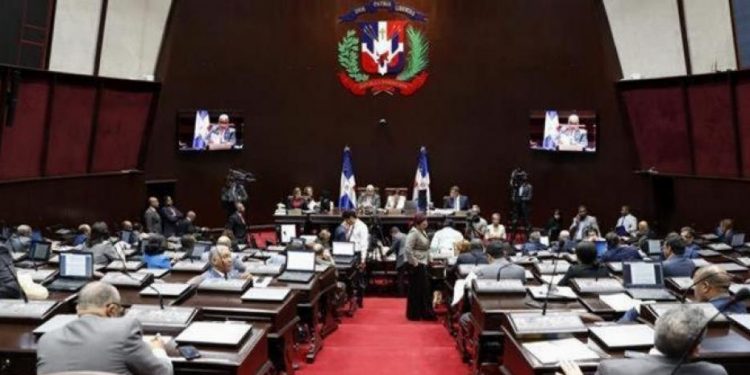 Diputados aprueban en primera lectura proyecto de ley que busca dar licencia de paternidad