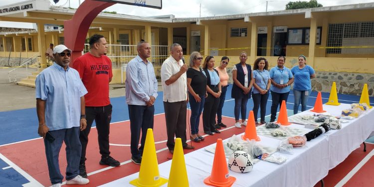 INEFI entrega remozada cancha escuela Anacaona Almonte
