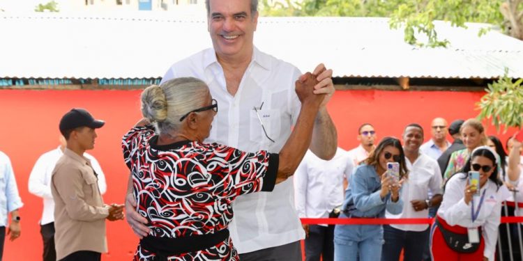 Presidente Abinader entrega 150 apartamentos a desplazados cañada de Gurabo en Santiago; entrega remozado Hospital Dr. Federico Lavandier e inaugura puente de Ugamba y canalización cañada Grande en SFM