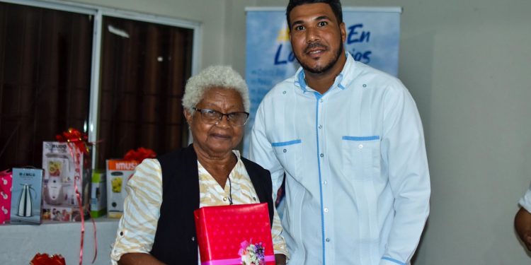 Leonardo Vásquez, candidato a regidor de la circunscripción tres, celebra el Día de las Madres en el Barrio Lindo de Santiago