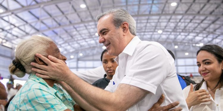 Presidente Abinader entrega 2,401 certificados de título en La Ciénaga, de un total de 3,366