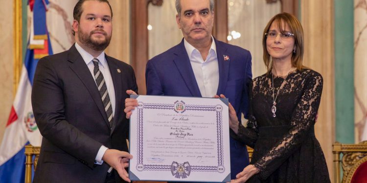 Presidente Luis Abinader concede condecoración póstuma a Orlando Jorge Mera en la Orden del Mérito Duarte, Sánchez y Mella