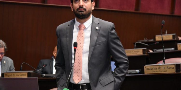 Diputados dejan sobre la mesa proyecto de ley otorga 15 días de licencia por paternidad