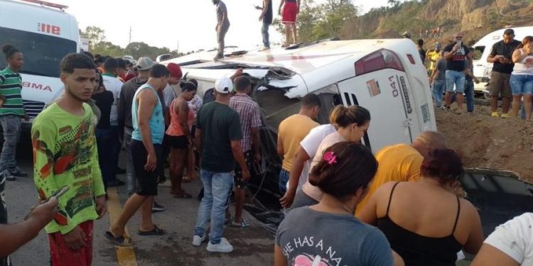 Se elevan a cinco los fallecidos y 28 heridos en accidente de autobús en la Autopista Duarte