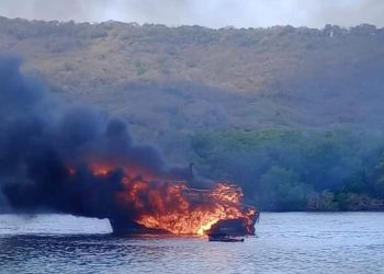 Se incendian barcazas en muelle de Puerto Plata