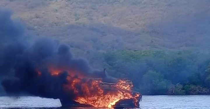 Se incendian barcazas en muelle de Puerto Plata