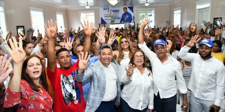 Precandidato a alcalde Alex Morales comparte con mujeres tamborileñas