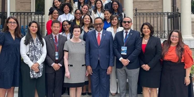 Embajada Dominicana en EE.UU. coordinó visitas a organismos internacionales, charlas y sesiones de trabajo con estudiantes de Derecho de la PUCMM a través del programa “Liderazgo Internacional”