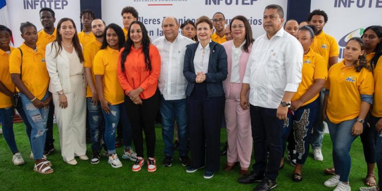 Gobierno inaugura nuevo centro INFOTEP, obras eléctricas, cuarteles policiales y una parroquia en Valverde