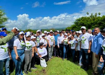 Ministerio de Agricultura siembra más de mil plantas en San Cristóbal Funcionarios, empleados y colaboradores se integran al Plan de Reforestación lanzado por el presidente Luis Abinader