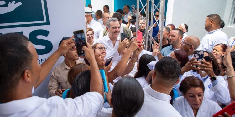 Presidente Abinader entrega remozado hospital de Villa Tapia e inaugura sede de INFOTEP especializado en turismo y centros comunales