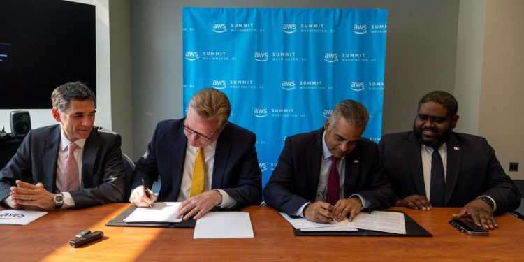 Gobierno dominicano firma acuerdo de cooperación con Amazon Web Services