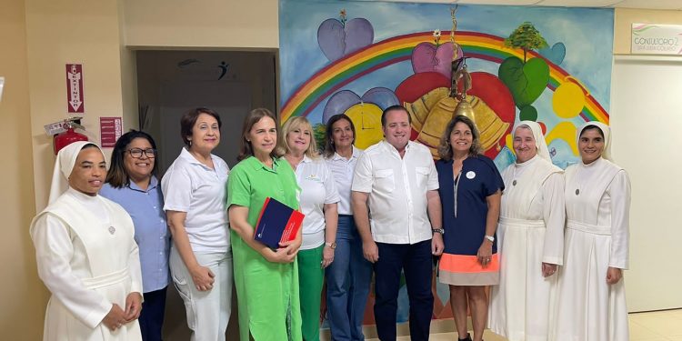 Ministro Paliza entrega aporte al Voluntariado Jesús con los Niños del Hospital Infantil Doctor Arturo Grullón