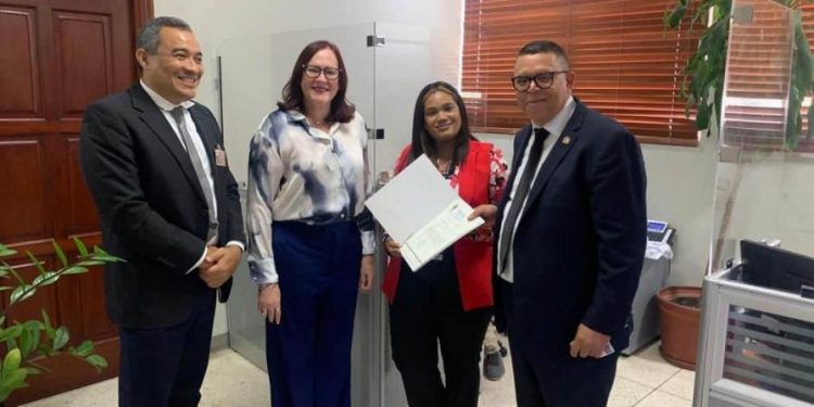 Casi a la medianoche partidos depositan reservas de candidaturas ante la JCE