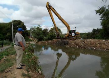 INDRHI retira toneladas de basura de canales en Santiago