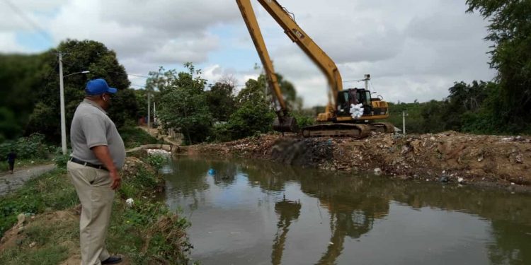 INDRHI retira toneladas de basura de canales en Santiago