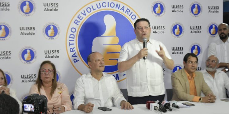 Yayo Sanz Lovatón anuncia respaldo absoluto a Ulises Rodríguez para la alcaldía de Santiago; destaca su liderazgo, capacidad, humildad y vocación de servicio