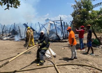 Investigan causas incendio destruyó pensión en Montecristi; no hubo pérdidas humanas