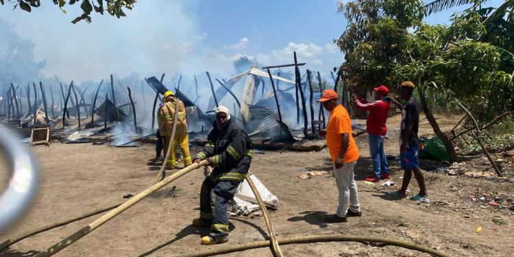 Investigan causas incendio destruyó pensión en Montecristi; no hubo pérdidas humanas