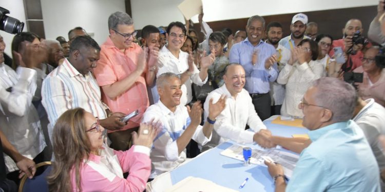 Ulises Rodriguez Inscribe candidatura por la Alcaldía de Santiago