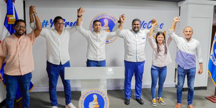 Excandidato a diputado Luis Carlos Vargas abandona el PRD y se juramenta en el PRM