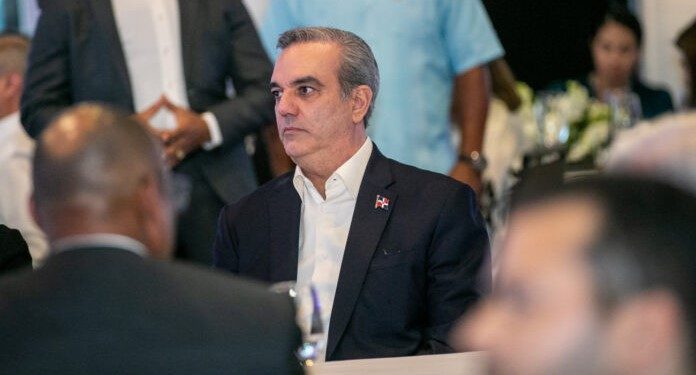 Presidente Abinader inicia tercer encuentro en la Policía Nacional