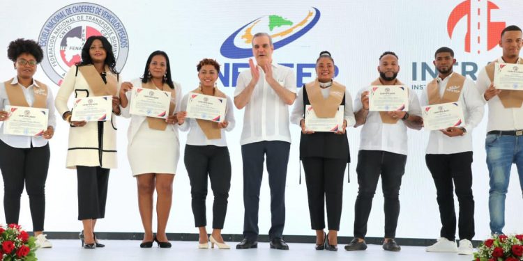 Presidente Abinader dice gobierno ejecuta una verdadera revolución en la formación técnica