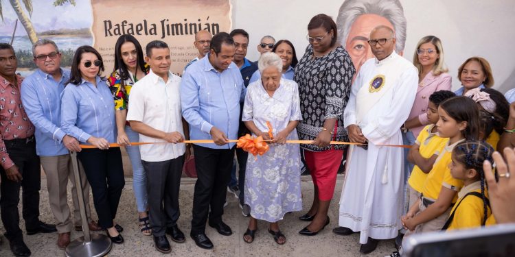 Cooperativa La Altagracia entrega mural escuela Rafaela Jiminián