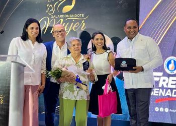 El precandidato a senador por la provincia Hermanas Mirabal Fredy Fernández reconoció a decenas de mujeres por sus aportes a la comunidad y al país