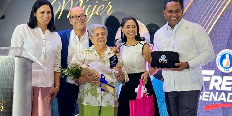 El precandidato a senador por la provincia Hermanas Mirabal Fredy Fernández reconoció a decenas de mujeres por sus aportes a la comunidad y al país