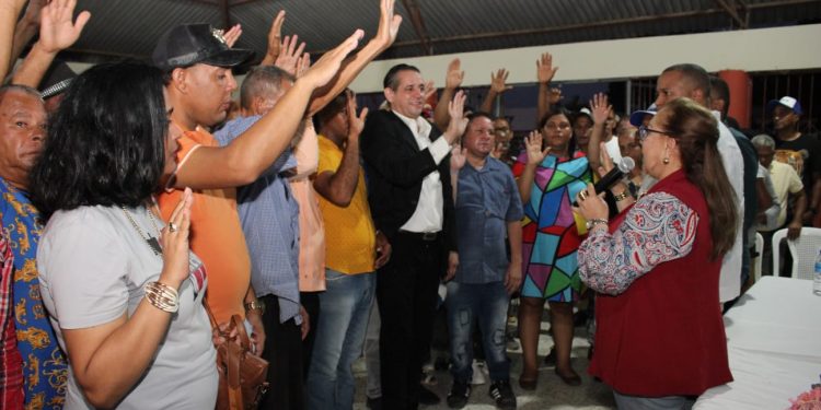 El PRM asesta golpe mortal al PLD con juramentación de dirigentes y regidores