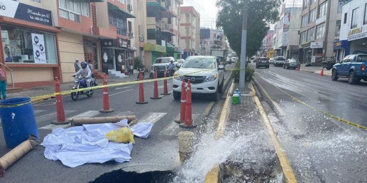 Explosión de tubería provoca hundimiento en avenida Las Carreras, en Santiago