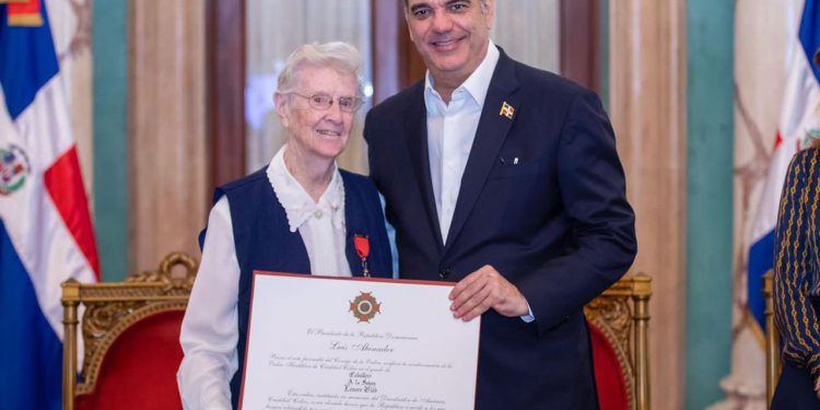 Presidente Abinader condecora a misioneras Lenore Gibb, María Tiner y Joan Eileen Tinkess con la Orden Heráldica de Cristóbal Colón y la Orden del Mérito de Duarte, Sánchez y Mella