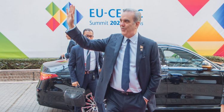 Presidente Abinader regresa esta noche al país tras su participación en Cumbre Unión Europea-CELAC