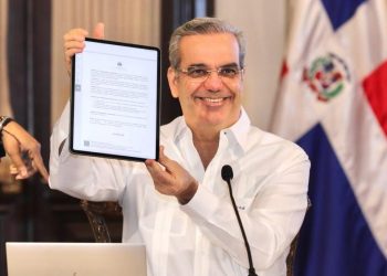 Presidente Abinader firma primer decreto de manera digital