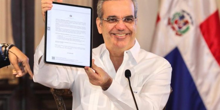 Presidente Abinader firma primer decreto de manera digital