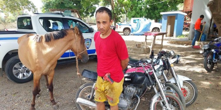 PN apresa dos supuestos ladrones en Valverde; recuperan motocicletas y televisores sustraídos