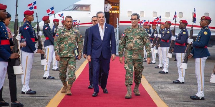 Presidente Abinader llegó al país a las 7:00 de la noche luego de destacada participación en Cumbre Unión Europea-CELAC