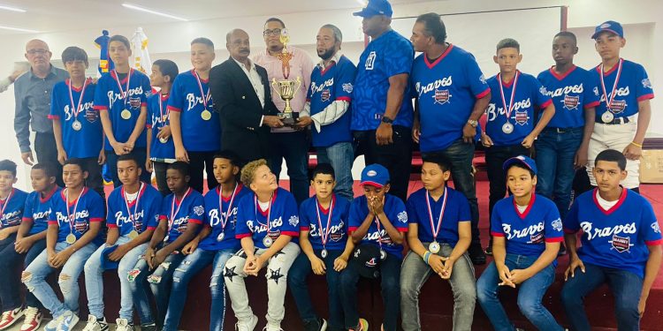 La Alcaldía de Santiago realizó el pasado miércoles la premiación del torneo de beisbol categoría u12, organizado por el comunicador Reinaldo Roman.