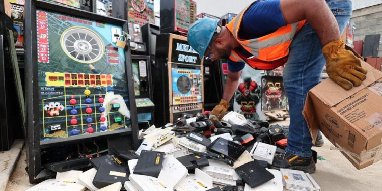 Ministerio de Hacienda destruye 1,815 equipos usados para apuestas ilegales