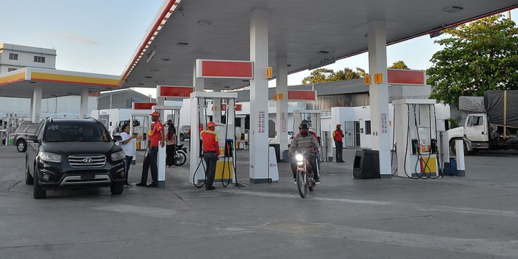 Petróleo sobrepasa US$80; Gobierno RD ajusta combustibles