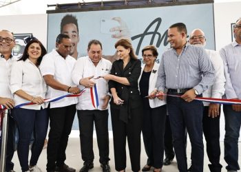 Gobierno entrega 120 viviendas, un remozado Centro de Primer Nivel, e inaugura cuatro proyectos eléctricos en San Cristóbal y Baní