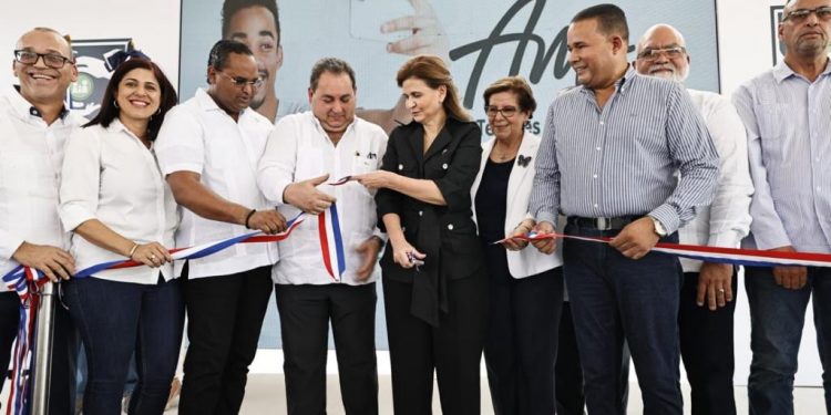 Gobierno entrega 120 viviendas, un remozado Centro de Primer Nivel, e inaugura cuatro proyectos eléctricos en San Cristóbal y Baní